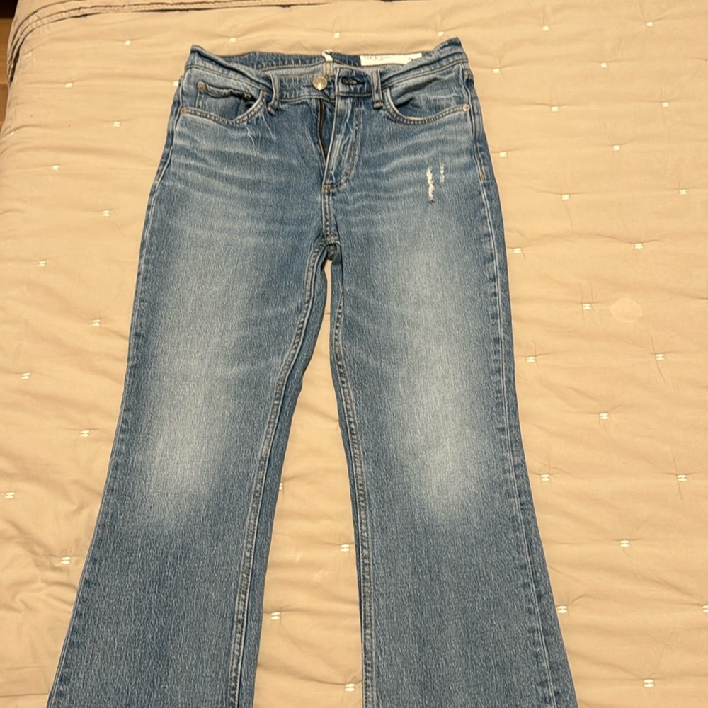 Peyton mid-rise bootcut, raw hem. Montesoro Blue. 99% cotton 1% elastane